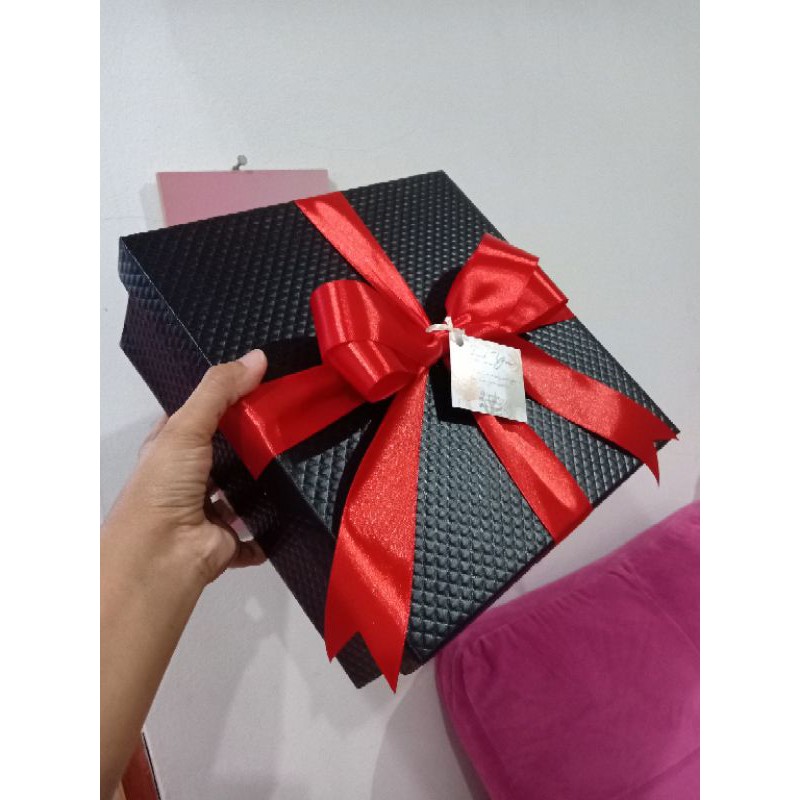 

Kotak kado / kotak gift / box gift ukuran 25x25x8cm