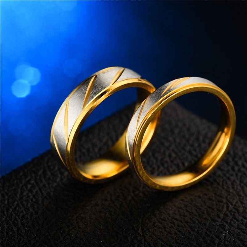 Cincin Bahan Titanium Steel Lapis Emas 18K Ukuran 4 / 6mm Untuk Pria Dan Wanita