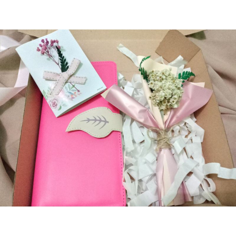 

gift box custom (menyesuaikan budget)