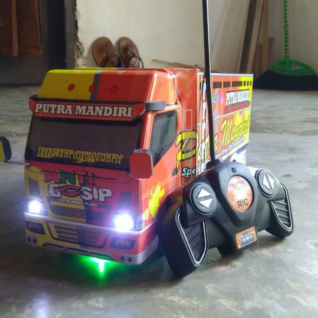 Miniatur truk oleng remote control
