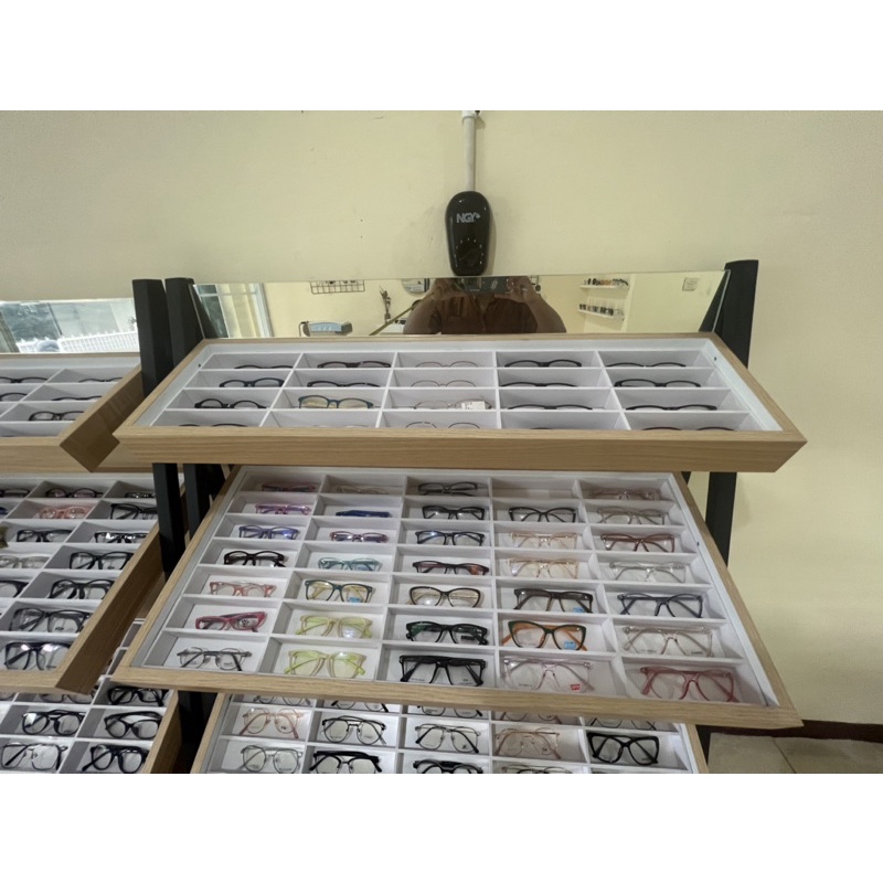 Rak etalase berdiri display kacamata terbuka