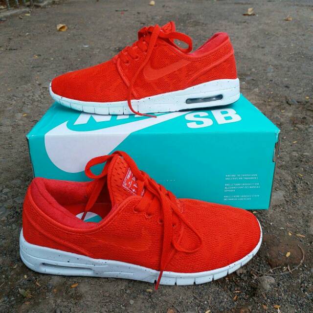 nike air force 1 07 lv8 barely volt