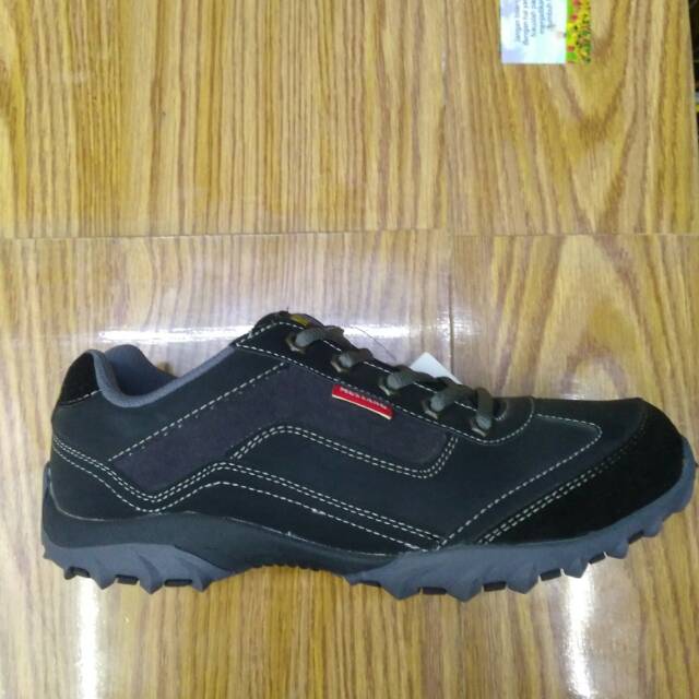 Sepatu sekolah hitam mustang