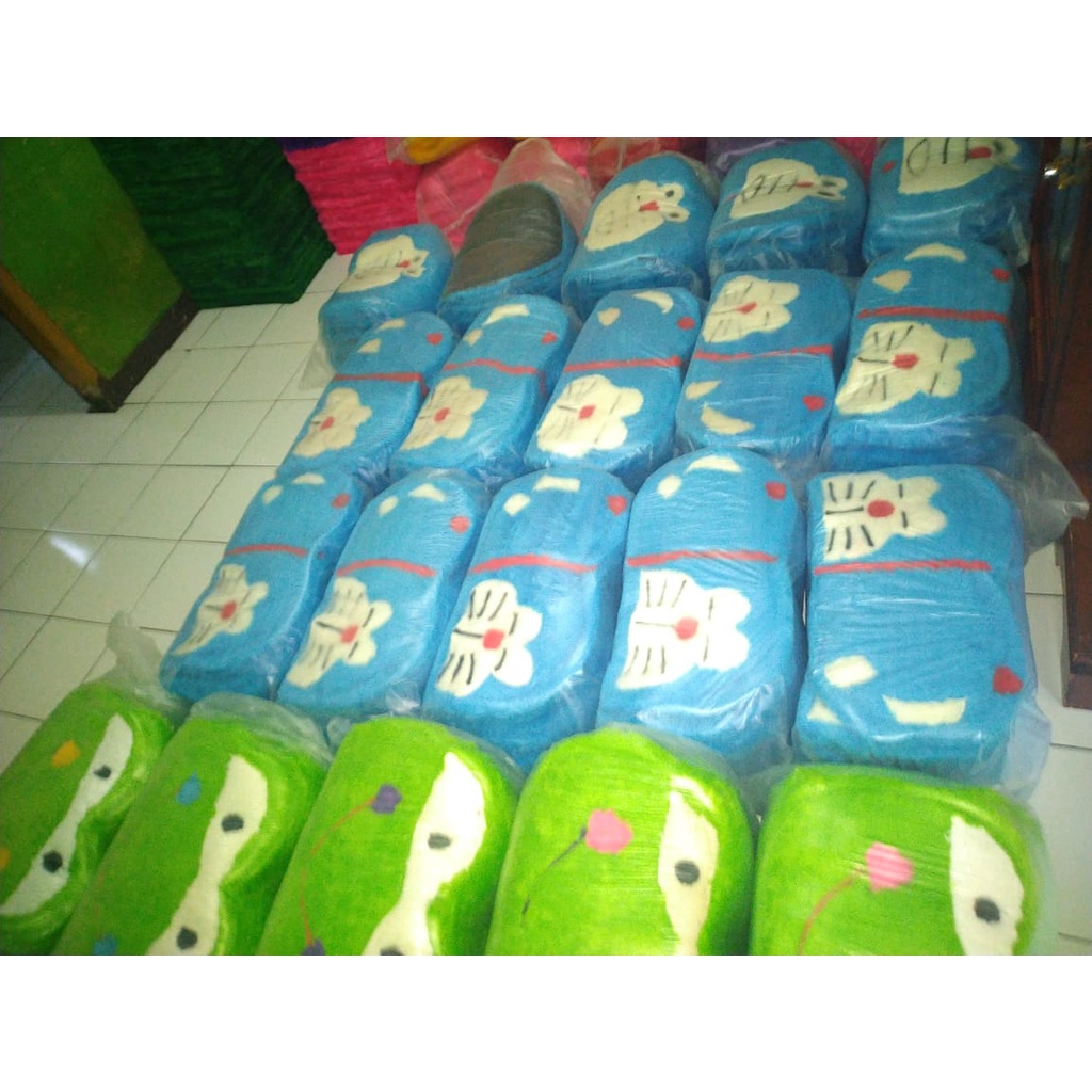 keset karakter doraemon bulu ful badan 40x60