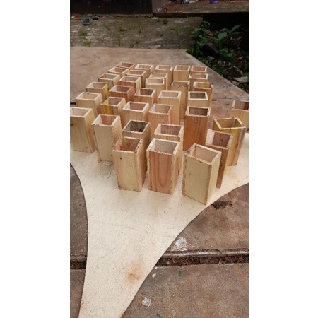 

Box pensil,tempat pena pensil,yerbuat dari kayu jati belanda yg sudah di pernis