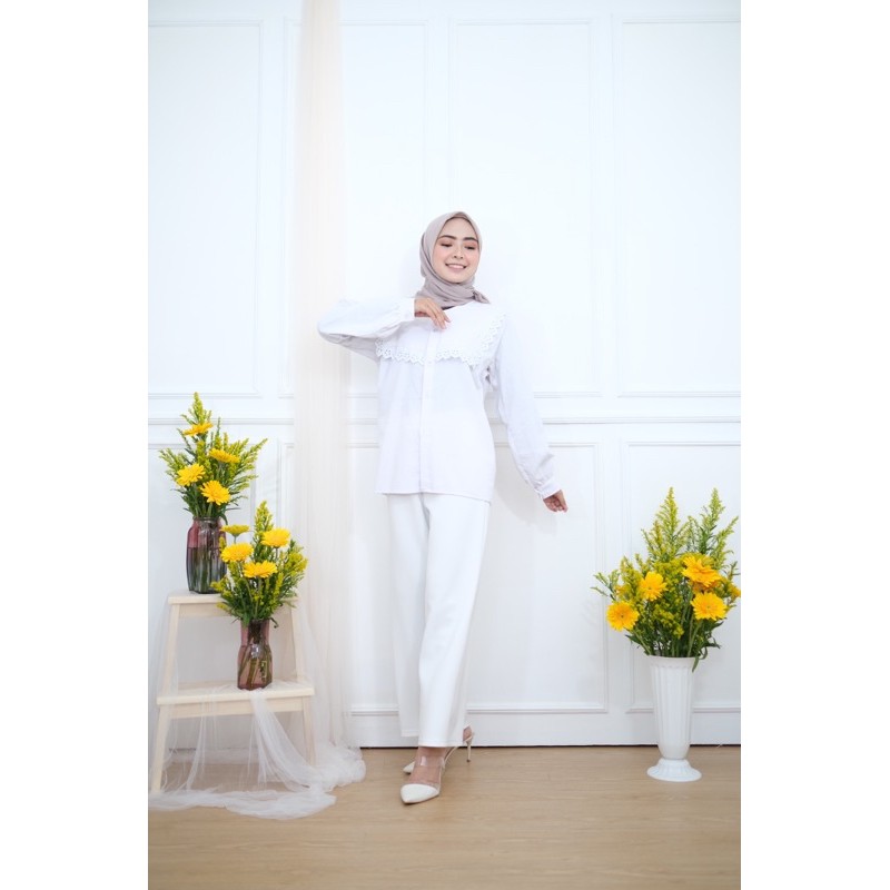 Ruffle Blouse / Blouse Putih Wanita