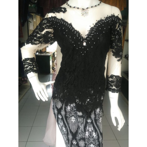 kebaya wisuda hitam