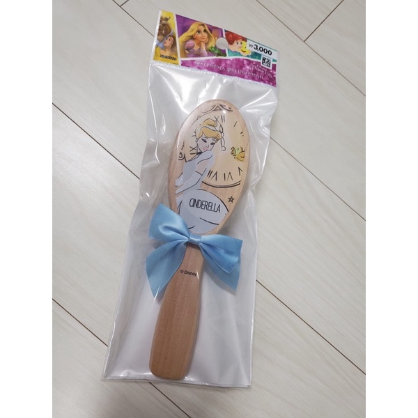 [READY] Daiso Disney Princess Korea Sisir Kayu Cinderella