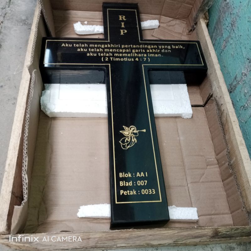 Batu nisan patok salib badan makam