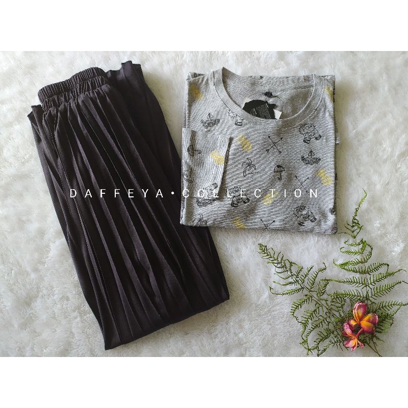 Set Kaos dan Rok Plisket