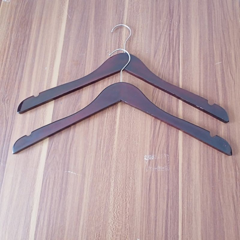 Gantungan baju hanger kayu coklat bahankayu sudah di fernis mengkilap ka jadinya