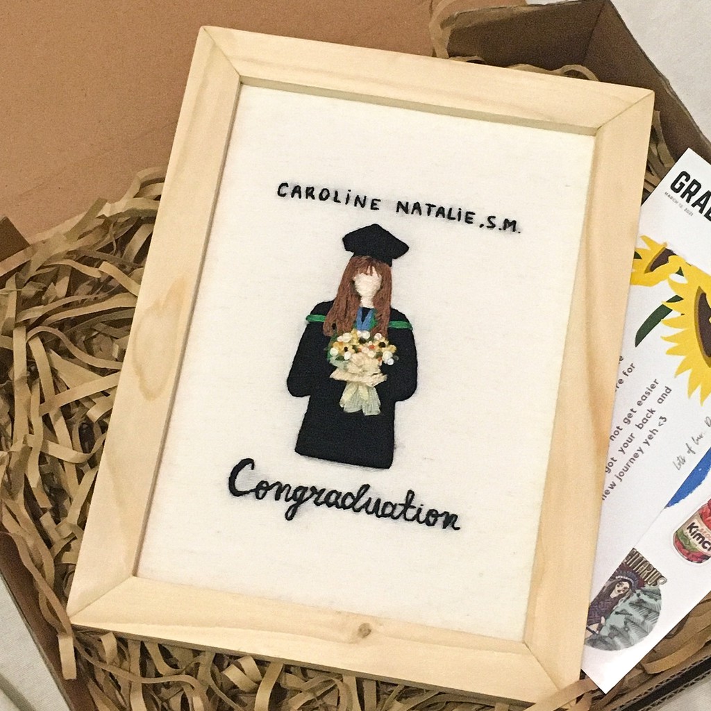 

SOUVENIR/ SOUVENIR WISUDA/ CUSTOM WISUDA/ SOUVENIR CUSTOM :CHARACTER EMBROIDERY CUSTOM EMBROIDERY