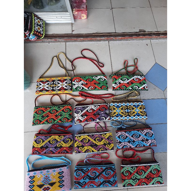 Tas selempang tas manik khas kalimantan