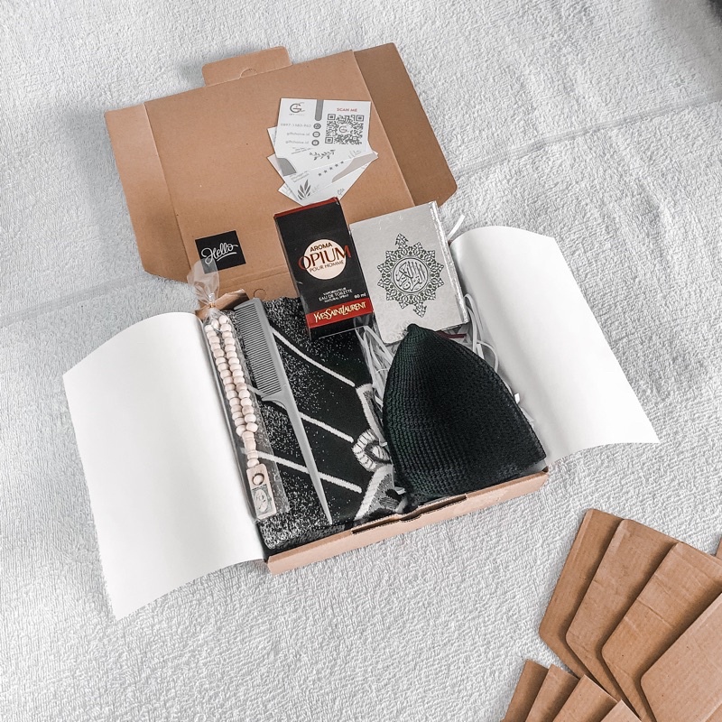 

Hampers Cowok Ramadhan / Sajadah Tasbih Peci Sisir / Giftbox Kado Ultah Cowok