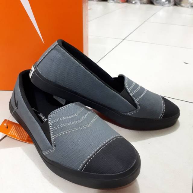 Sepatu slip on wanita nike