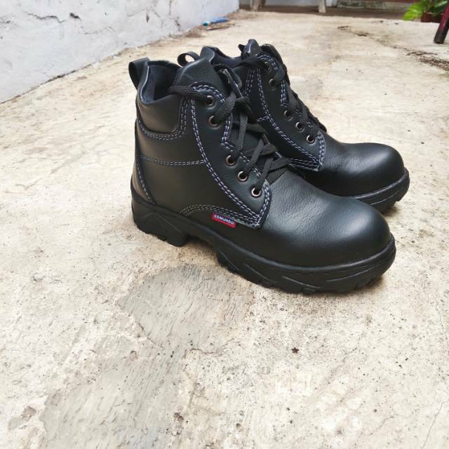 Sepatu Safety Semi Boots Ujung Besi Safety Berkualitas Harga Terjangkau