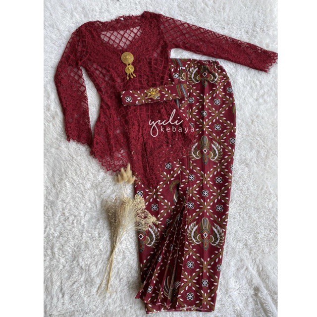 Set Kebaya Bali Modern Semi Italy dengan rok wiru/wiron