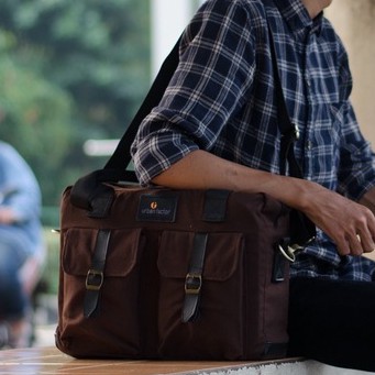 BUSY BROWN |ManNeedMe x URBAN| Tas Selempang Pria Tas Laptop Tas Jinjing ORIGINAL