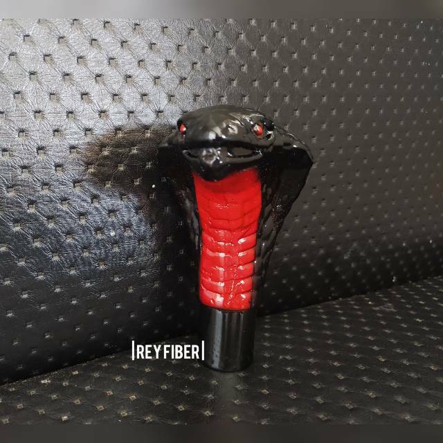 Shift knob perseneling mobil kepala ular