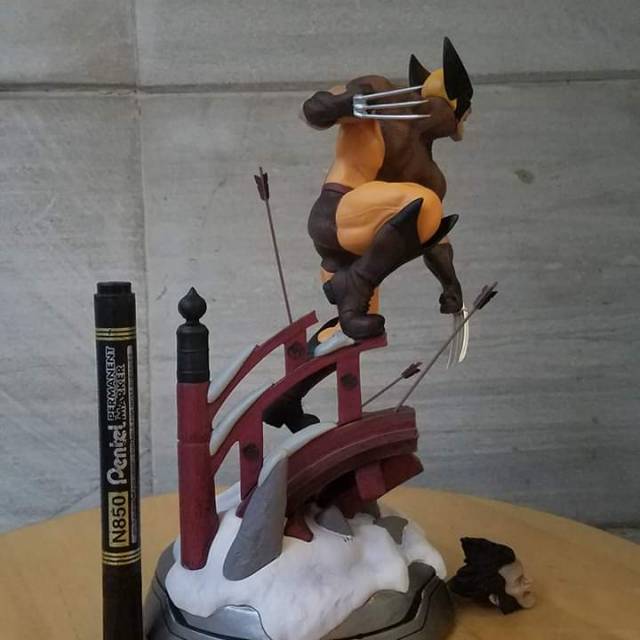 mainan action figure wolverine brown costume premium format statue det