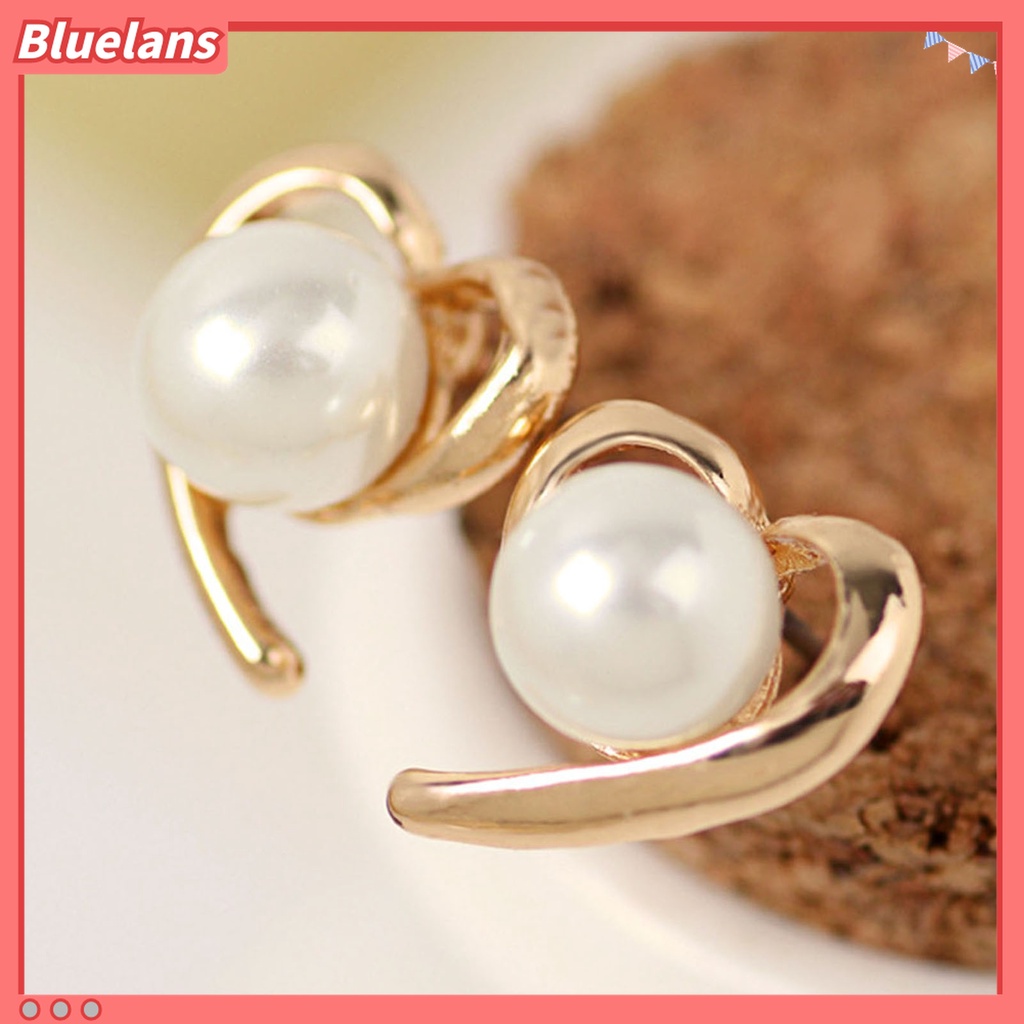 1 Pasang Anting Stud Bentuk Hati Aksen Mutiara Imitasi Bahan Alloy Gaya Elegan Untuk Harian