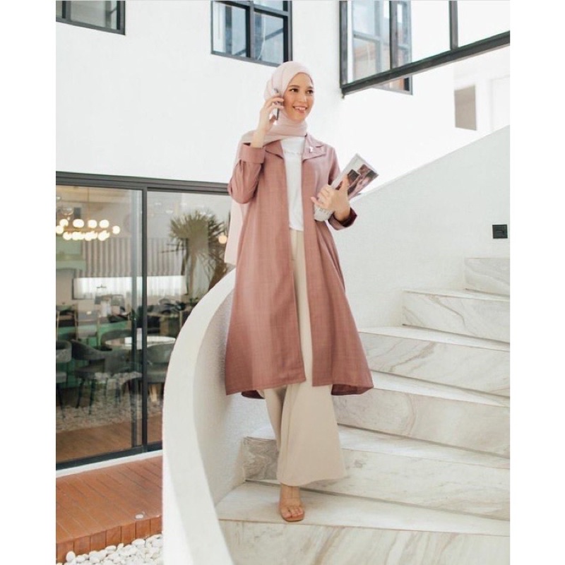 alana outer wearing klamby