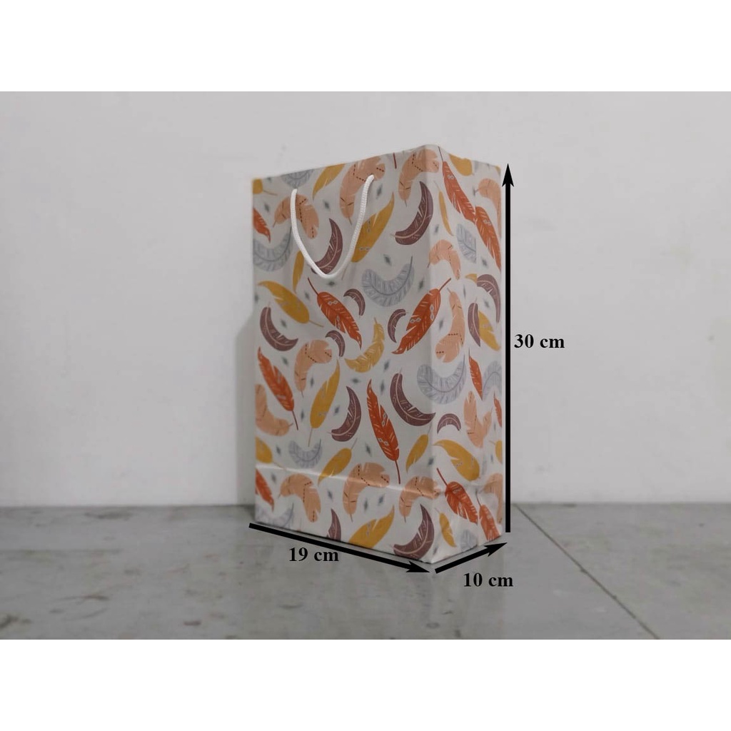 

PAPER BAG KADO KANTONG GOODIE ECO KRAFT LAMINASI DALAM 19 X 10 X 30 -( Bulu Bulu )