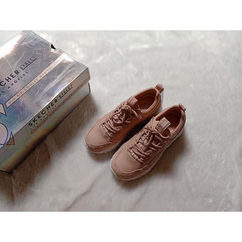 does payless sell skechers