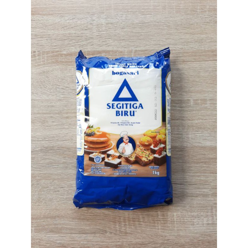 

Tepung Segitiga Biru Premium 1kg Protein Sedang
