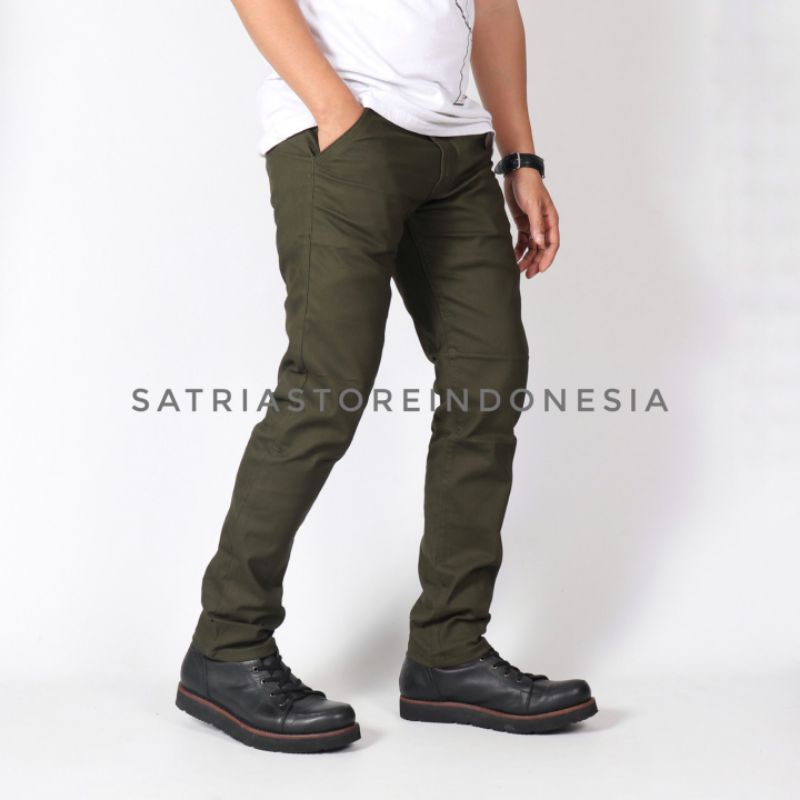 Celana chinos pria
