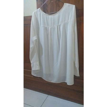 (Cuci gudang baju import) barang lelang kemeja wanita lengan panjang warna broken white putih tulang