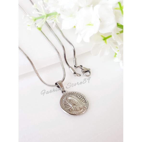 Kalung Liontin Bunda Maria Titanium gold silver Fashion Impor Rohani Bunda Maria Diameter 17mm