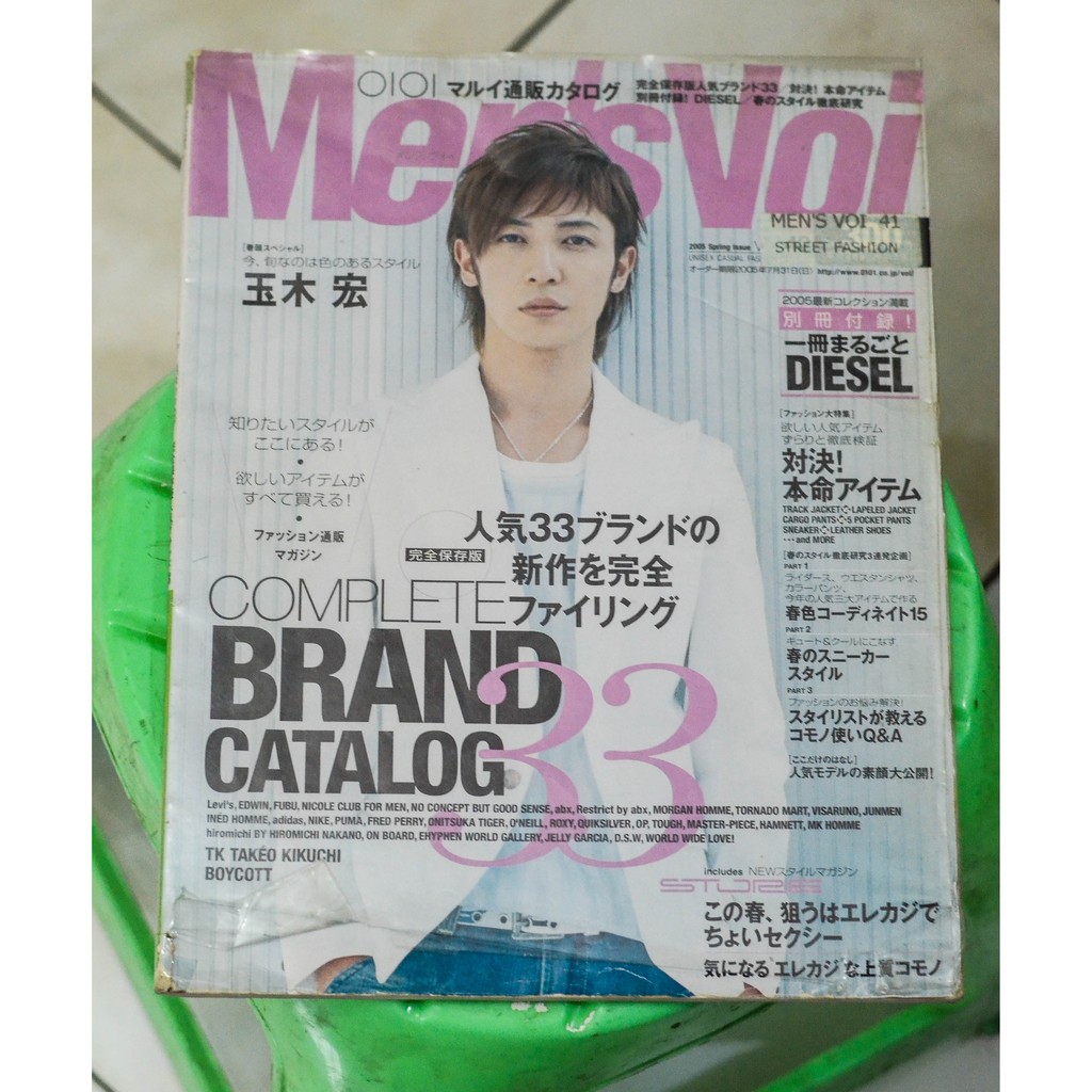 Majalah fashion Men's Voi 2005 berbahasa Jepang
