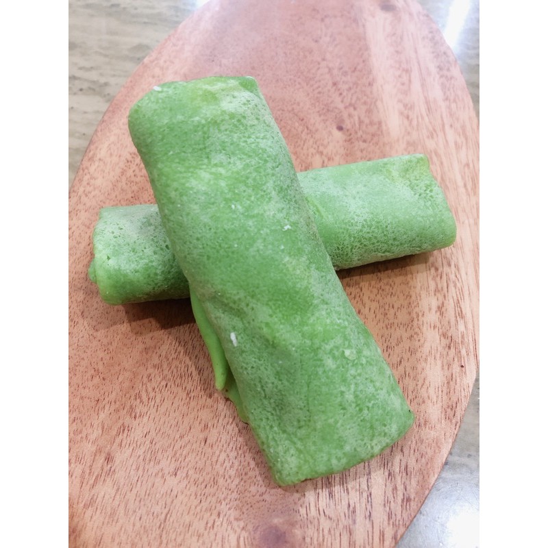 

kue dadar gulung hijau pandan isi kelapa dan gula jawa jajanan pasar murah enak nikmat halal snack