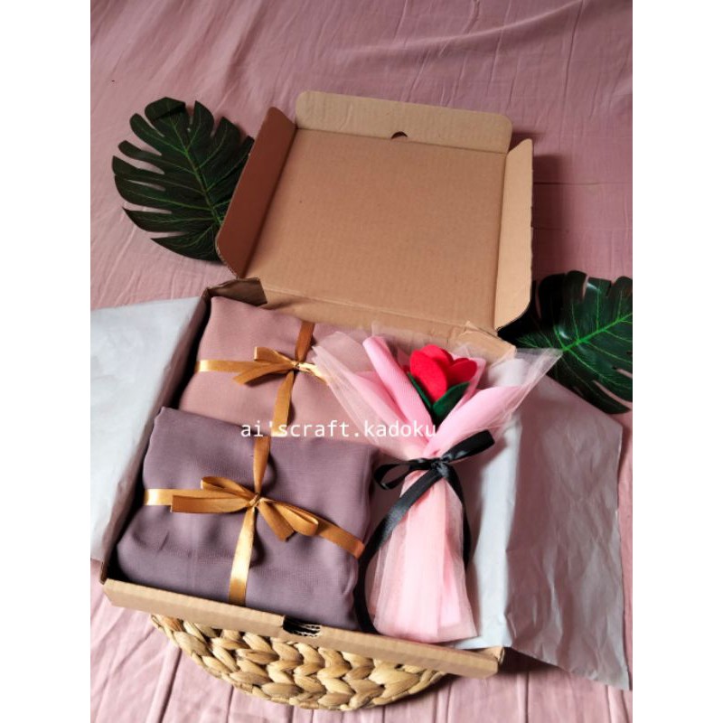 

Hampers hijab,giftbox,kadoultah,kado wisuda