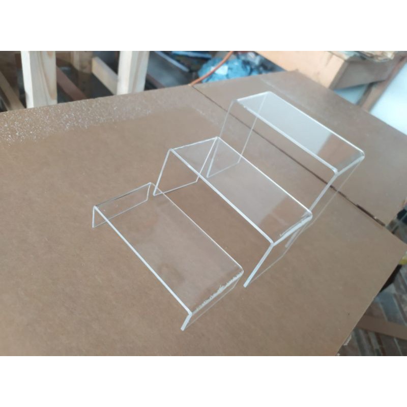 

stand akrilik 1set