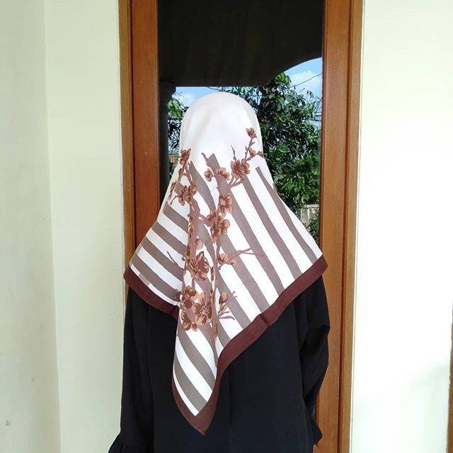 Jilbab Motif Azara Stripe Peach grey