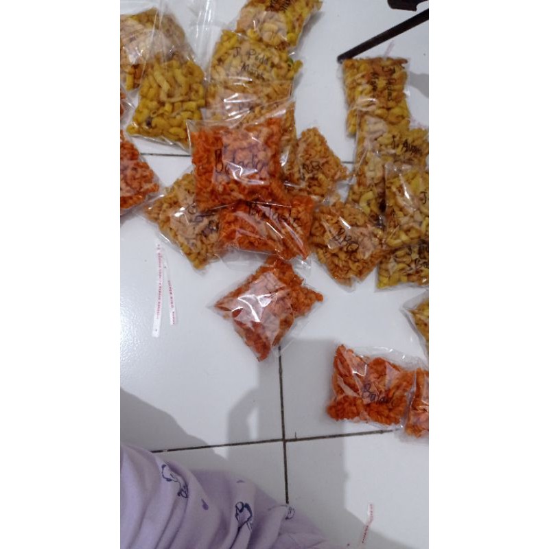 

Makaroni Kriuk Pedas/Mie Lidi Pedas kemasan 50gr