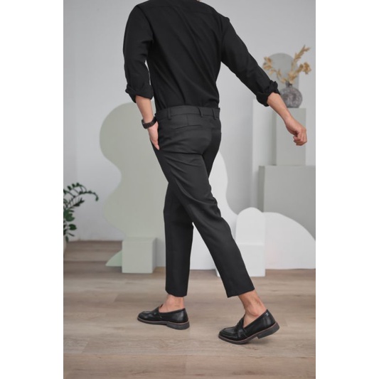 Mubeng Ankle Pants Hitam Slimfit