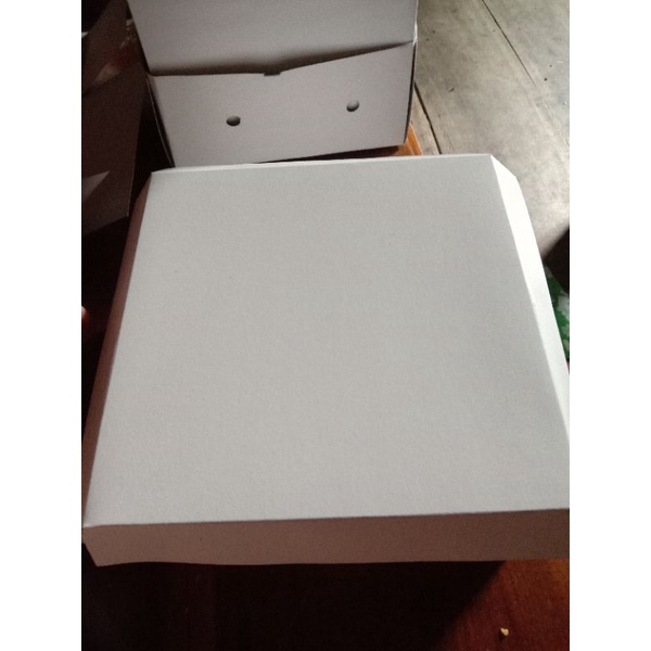 

KERTAS BOX MAKANAN ISI 50 PCS UKURAN P 20CM X L 20M X T 9CM