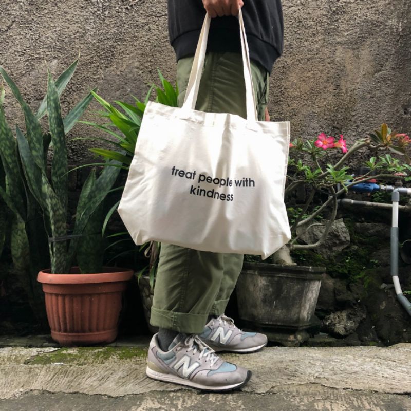 TOTEBAG Treat People CASUAL Tote Bag Aesthetic Kekinian Tote bag Landscape Muat Laptop