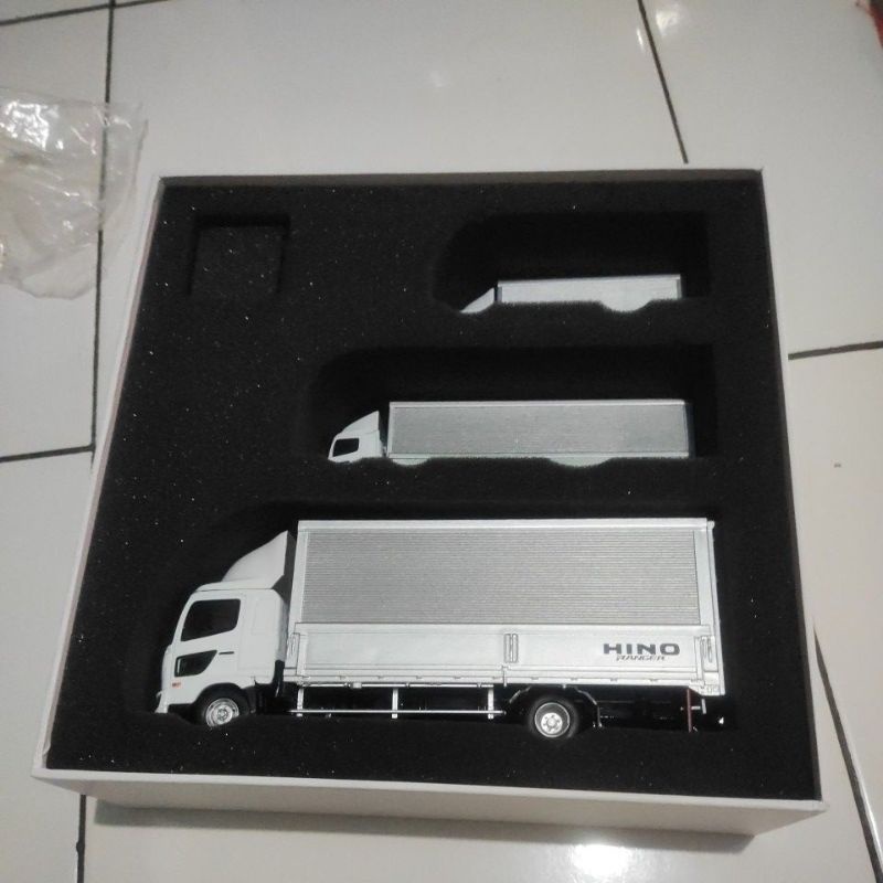 dircast miniatur truck Hino satu set 3 pcs bahan besi