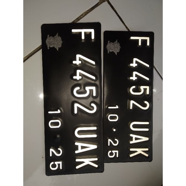 Plat nomor baut tanam