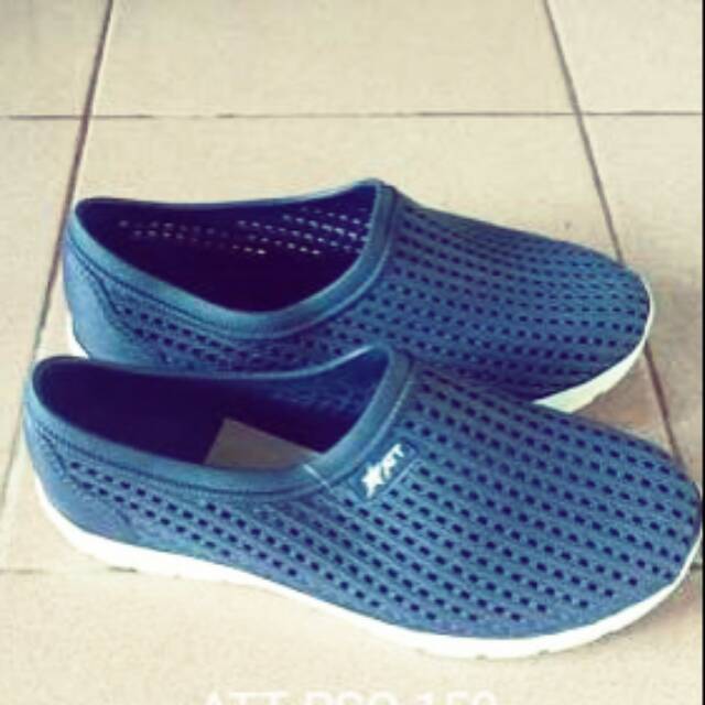 Sepatu karet pria slip on ATT