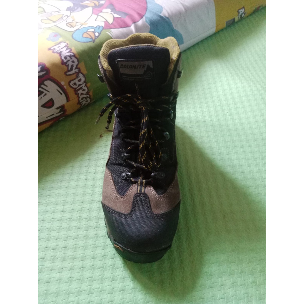 Sepatu Gunung Dolomite