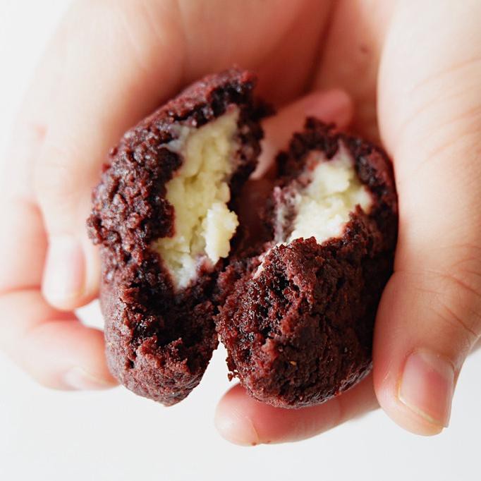 

Red Velvet Cream Cheese Soft Baked Cookie (6Pcs) Dirgaproject