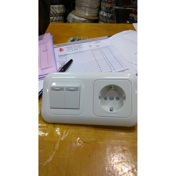 Perlengkapan Listrik Saklar Seri Plus Stop Kontak Panasonic