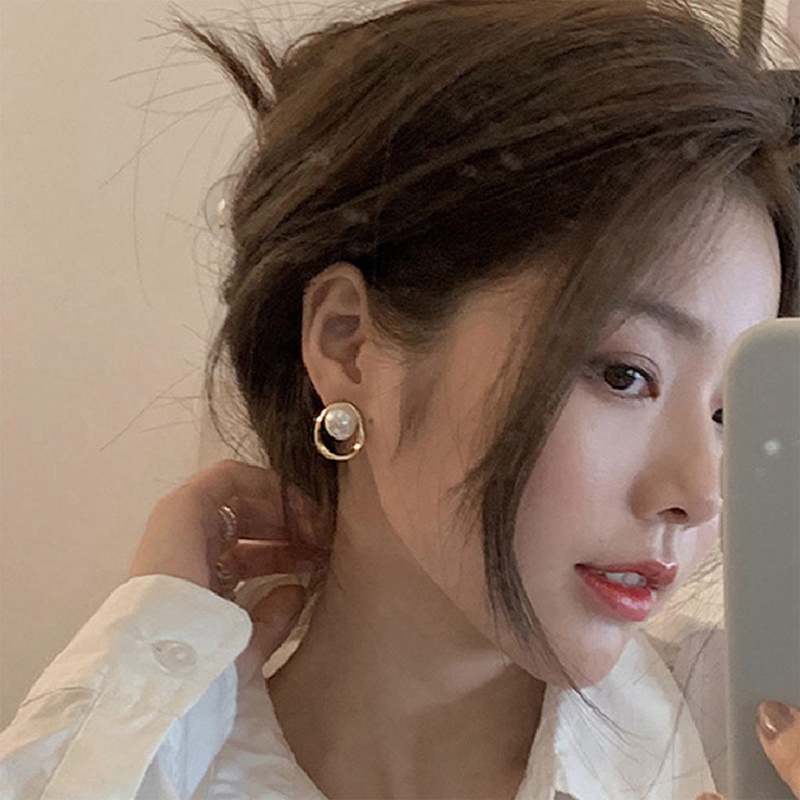 Anting Stud Mutiara Imitasi Bentuk Bulat Tidak Teratur Warna Emas Untuk Wanita