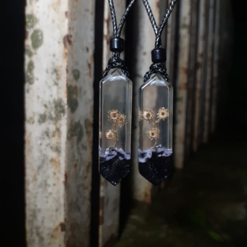 Kalung resin edelweis glow in the dark