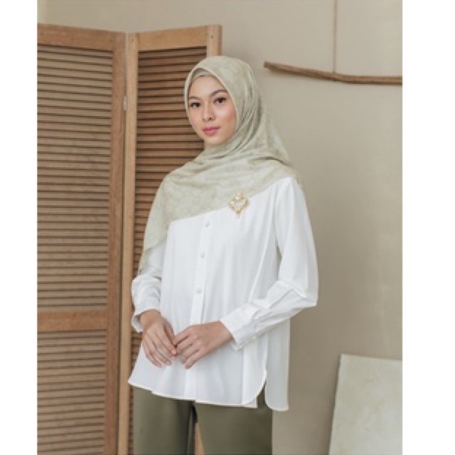 Amara Scarf Wearing Klamby